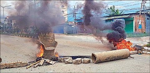 மணிப்பூரின் விஷ்ணுபூர் மாவட்டத்தில் நேற்று அதிகாலை புகுந்த தீவிரவாதிகள், கிராம மக்கள் 3 பேரை சுட்டுக் கொன்றனர். இதற்கு கண்டனம் தெரிவித்து, அப்பகுதி மக்கள் டயர் உள்ளிட்ட பொருட்களை சாலையில் எரித்து போராட்டம் நடத்தினர். படம்: பிடிஐ