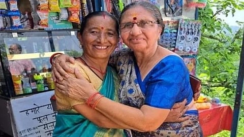 பிரதமர் மோடி, உ.பி. முதல்வரின் சகோதரிகள் கோயிலில் சந்திப்பு