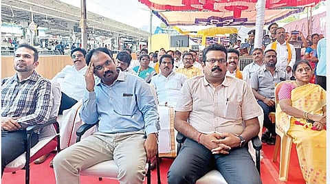 திருவள்ளூர் ரயில் நிலையத்தில் நடைபெற்ற அம்ரித் திட்ட விழாவில், திருவள்ளூர் மாவட்ட ஆட்சியர் ஆல்பி ஜான் வர்கீஸ், தெற்கு ரயில்வேயின் சென்னை கோட்ட முதன்மை வணிக மேலாளர் சுப்ரமணியன் உள்ளிட்டோர் பங்கேற்றனர்.