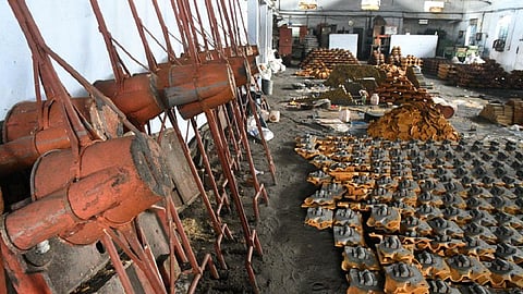 மூலப் பொருட்கள் விலை குறைய தொடங்கியதால் வார்ப்படம், மோட்டார் பம்ப்செட் தொழிலில் முன்னேற்றம்