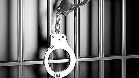 ஸ்ரீ வைகுண்டம் வியாபாரி கொலையில் பிளஸ் 1 மாணவர்கள் 2 பேர் கைது