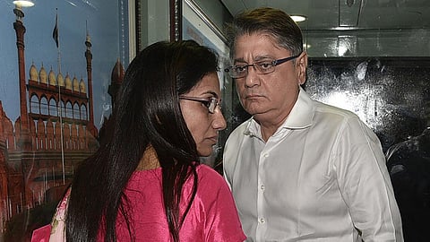 மனைவி சந்தா கோச்சாருடன் தீபக் கோச்சார்