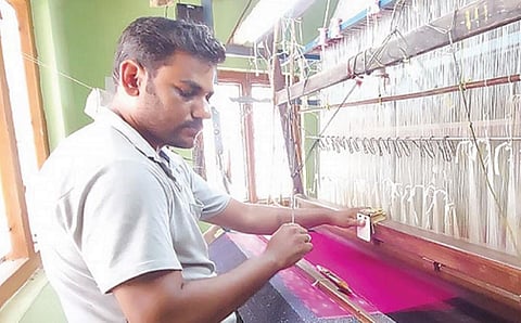 விசைத்தறி - கைத்தறி விவகாரம்: கைத்தறி நெசவாளர்களின் வாழ்வாதாரம் பாதிப்பு