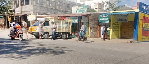கடத்தூரில் குடியிருப்பு மற்றும் பேருந்து நிலையம் அருகே பிரதான சாலையில் அமைந்துள்ள டாஸ்மாக் மதுக்கடை.