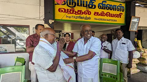 மதுரை மாநகராட்சிப் பள்ளிகளுக்கு ரூ.1.81 கோடி அளவில் நிதியுதவி அளித்த அப்பள வியாபாரி ராஜேந்திரனை பட்டிமன்ற நடுவர் சாலமன் பாப்பையா நேரில் சந்தித்துப் பாராட்டினார். | படங்கள்: எஸ்.கிருஷ்ணமூர்த்தி