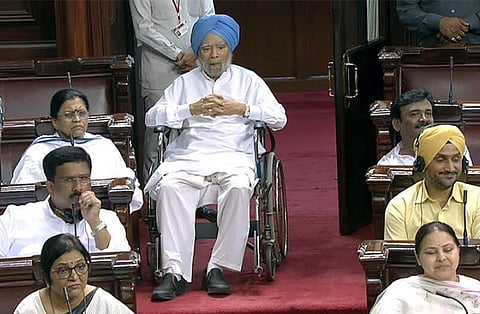 சக்கர நாற்காலியில் மாநிலங்களவைக்கு வந்த முன்னாள் பிரதமர் மன்மோகன் சிங்