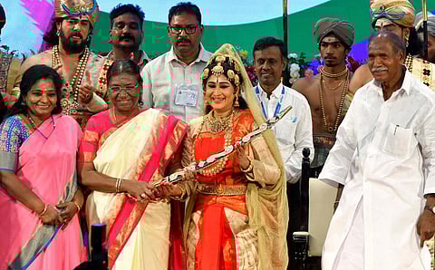 கோயில்களில் தரிசனம்; புலியாட்டம் ஆடிய சிறுவனுக்கு சாக்லெட் - குடியரசுத் தலைவர் புதுச்சேரி விசிட்