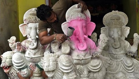 ஓரடி முதல் ஐந்தடி வரை பல்வேறு வடிவங்களில் பழநியில் விநாயகர் சிலைகள் தயாரிப்பு மும்முரம்