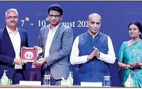 விஐடி சென்னை முதலாண்டு பொறியியல் மாணவர்களுக்கான வகுப்புகள் தொடக்க விழா நேற்று நடந்தது. இதில் சிறப்பு விருந்தினர்களாக பங்கேற்ற விஸ்டியன் கார்ப்பரேஷன் துணை தலைவர் பர்கத்துல்லா கான், மியான்மர் கவுரவ தூதர் ரங்கநாதன், ஐ.டி. வல்லுநர் முத்தழகி ஆகியோருக்கு விஐடி துணை தலைவர் சேகர் விசுவநாதன் நினைவுப் பரிசு வழங்கினார். உடன், விஐடி இணை துணைவேந்தர் வி.எஸ்.காஞ்சனா பாஸ்கரன்.