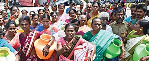 காடையாம்பட்டியை அடுத்த நடுப்பட்டி ஊராட்சி தளவாய்ப்பட்டி பகுதி மக்கள், குடிநீர் பிரச்சினையை தீர்க்க வலியுறுத்தி, காலிக்குடங்களுடன் சேலம் ஆட்சியர் அலுவலகத்துக்கு திரண்டு வந்தனர். படம்: எஸ்.குரு பிரசாத்