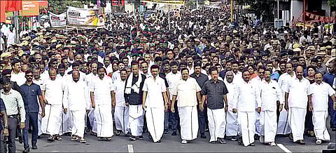 முன்னாள் முதல்வர் கருணாநிதியின் 5-வது ஆண்டு நினைவு தினத்தை முன்னிட்டு, சென்னை அண்ணா சாலை ஓமந்தூரார் வளாகத்தில் இருந்து மெரினாவில் உள்ள நினைவிடம் வரை முதல்வர் ஸ்டாலின் தலைமையில் நடைபெற்ற அமைதிப் பேரணி. இதில், அமைச்சர்கள், திமுக நிர்வாகிகள் பங்கேற்றனர். படம்: ம.பிரபு