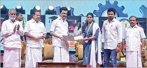 சென்னை நேரு உள்விளையாட்டு அரங்கில் நேற்று மாலை நடைபெற்ற ‘நான் முதல்வன்’ திட்டத்தின் ஓராண்டு வெற்றி விழாவில், யுபிஎஸ்சி முதல்நிலை தேர்வில் தேர்ச்சி பெற்ற தமிழக மாணவர்கள், முதன்மை தேர்வுக்கு தயார்படுத்திக் கொள்ளும் வகையில் ரூ.25 ஆயிரம் ஊக்கத் தொகையை முதல்வர் மு.க.ஸ்டாலின் வழங்கினார். உடன், அமைச்சர்கள் உதயநிதி ஸ்டாலின், சி.வி.கணேசன், பொன்முடி, சேகர்பாபு. படம்: எஸ்.சத்தியசீலன்