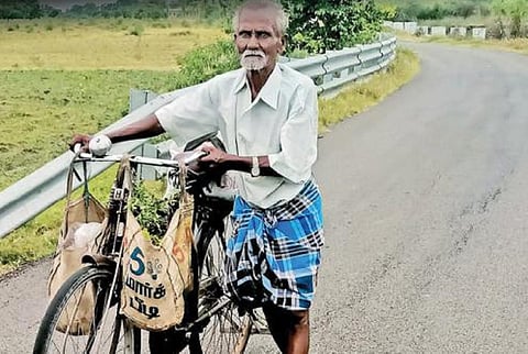 கடைக்குத் தேவையான பொருட்களை சைக்கிளில் வாங்கிக் கொண்டு செல்லும் தர்மர்