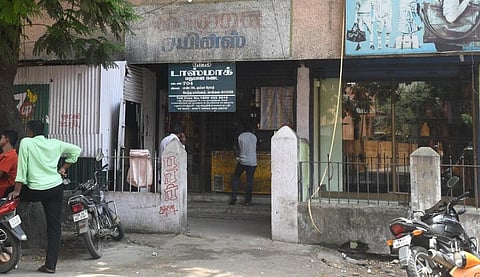 விதிகளை மீறாமல் செயல்பட்டு வந்த டாஸ்மாக் கடைகளை மூடியதற்கு எதிராக வழக்கு: அரசு பதிலளிக்க ஐகோர்ட் உத்தரவு