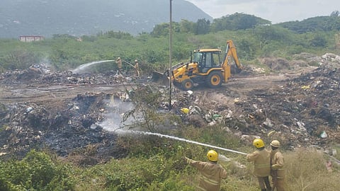 மேட்டூர் அருகே வேலூர் குடிநீர் நீரேற்று நிலையம் அருகே குப்பை கிடங்கில் ஏற்பட்ட தீயை போராடி அணைத்த தீயணைப்பு வீரர்கள்