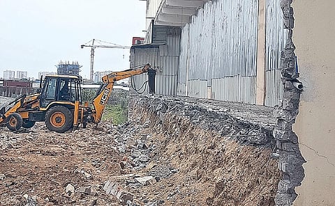 பல்லாவரம் - துரைப்பாக்கம் ரேடியல் சாலை பகுதியில் இங்கிலீஷ் எலக்ட்ரிக் நகர் பகுதியில் மழைநீர் கால்வாயை ஆக்கிரமித்து கட்டப்பட்டிருந்த கட்டிடங்களை பல்லாவரம் வட்டாட்சியர் ஆறுமுகம் தலைமையில் ஆக்கிரமிப்புகளை இடிக்கும் பணி. நேற்று நடைபெற்றது. படம்: எம்.முத்துகணேஷ்