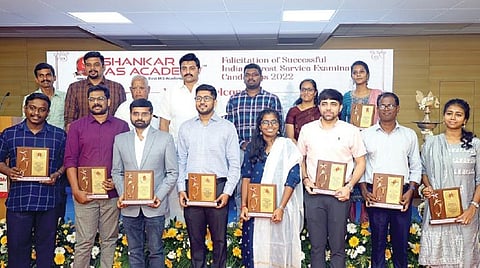 இந்திய வனப்பணி தேர்வில் கடந்த 2022-ம் ஆண்டு வெற்றி பெற்றவர்களுடன் சுற்றுசூழல் அமைச்சர் மதிவேந்தன், ஆந்திர மாநிலத்தில் மாவட்ட வன அதிகாரியாக பணி புரியும் ஜி.ஜி. நரேந்திரன், ஷங்கர் ஐஏஎஸ் அகாடமியின் நிர்வாக இயக்குநர் எஸ். டி.வைஷ்ணவி உள்ளிட்டோர்.