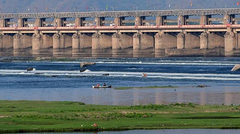 தமிழகத்துக்கு தரவேண்டிய கிருஷ்ணா நதி நீரில் 8 டிஎம்சியை திறக்க வேண்டும்: ஆந்திர நீர்வளத் துறைக்கு தமிழக அரசு கடிதம்
