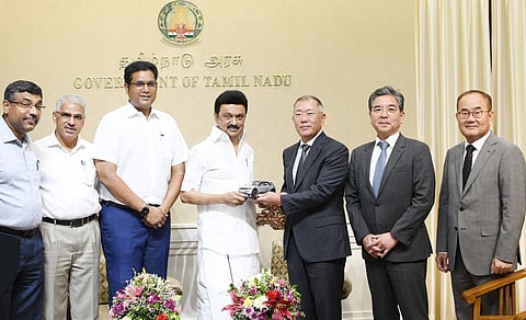 ஹுண்டாய் மோட்டார் குழும நிறுவனத்தின் செயல் தலைவர் யூசன் சுங் (Euisun Chung) முதல்வர் ஸ்டாலினை சந்தித்து, தமிழ்நாட்டில் மேற்கொள்ளப்பட்டு வரும் தொழில் முதலீடுகள் குறித்துப் பேசினார்.