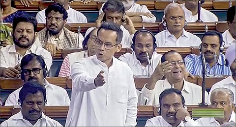 மத்திய அரசுக்கு எதிராக கொண்டு வரப்பட்ட நம்பிக்கை இல்லா தீர்மானம் மீதான விவாதம் மக்களவையில் நேற்று தொடங்கியது. விவாதத்தை தொடங்கிவைத்து பேசிய காங்கிரஸ் உறுப்பினர் கவுரவ் கோகோய்.படம்: பிடிஐ