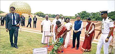 ஆரோவில் சர்வதேச நகரில் நேற்று மரக்கன்று நடும் குடியரசுத் தலைவர் திரவுபதி முர்மு. உடன், தமிழக ஆளுநர் ஆர்.என்.ரவி, புதுச்சேரி துணைநிலை ஆளுநர் தமிழிசை, அமைச்சர்கள் பொன்முடி, மஸ்தான் உள்ளிட்டோர்.