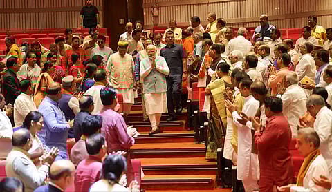 டெல்லியில் நேற்று நடைபெற்ற பாஜக எம்.பி.க்கள் கூட்டத்துக்கு வந்த பிரதமர் நரேந்திர மோடியை வரவேற்கும் கட்சியின் மூத்த தலைவர்கள், எம்.பி.க்கள்.