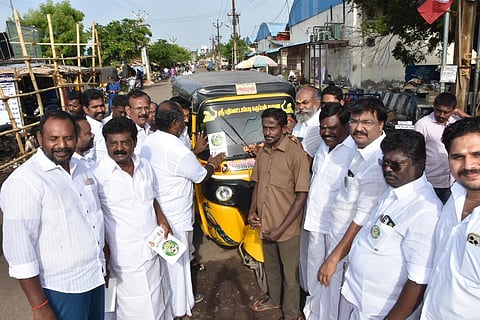 ஆகஸ்ட் 20-ல் அதிமுகவின் மாநாடு நடைபெற இருப்பதையொட்டி, மதுரை எம்ஜிஆர் பேருந்து நிலையத்தில் முன்னாள் அமைச்சர் உதயகுமார் மாநாட்டுக்கான நோட்டீஸை ஒட்டினார். | படம்: எஸ். கிருஷ்ணமூர்த்தி