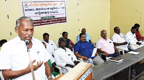 சேலத்தில் சர்வதேச பழங்குடியின தினத்தையொட்டி மாவட்ட அளவிலான பழங்குடியினர் வாழ்வாதார மாநாடு நேற்று நடந்தது. இதில் மேயர் ராமச்சந்திரன் பேசினார். படம்: எஸ். குரு பிரசாத்