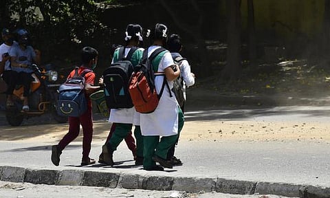தினமும் 6 கி.மீ நடந்து செல்லும் அவலம் - கல்வியில் கவனம் செலுத்த முடியாமல் தவிக்கும் திருப்பூர் குழந்தைகள்