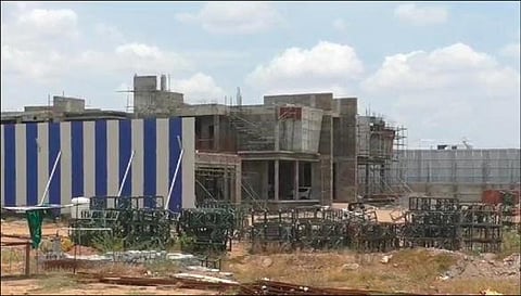 கரூர் ராம் நகரில் அமைச்சர் செந்தில் பாலாஜியின் தம்பி அசோக்குமார் புதிதாக கட்டி வரும் பங்களா.