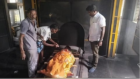 சேலம் | மனைவியின் உடலை நல்லடக்கம் செய்ய முடியாமல் தவித்த கணவர் - உதவிய மாமன்ற உறுப்பினர்