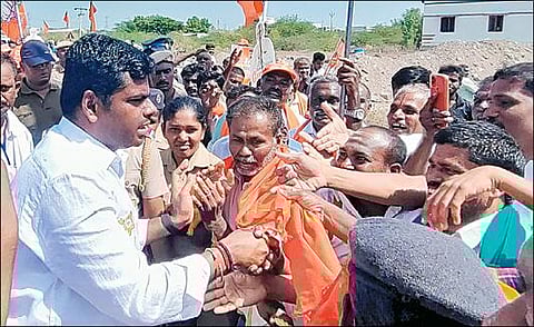விருதுநகர் மாவட்டம் சாத்தூரில் நேற்று நடைபயணம் மேற்கொண்ட பாஜக மாநிலத் தலைவர் அண்ணாமலை.