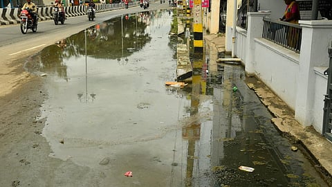 மேச்சேரி - மேட்டூர் சாலையில் 3 மாதங்களாக தேங்கி நிற்கும் கழிவுநீரால் பொதுமக்கள் அவதி