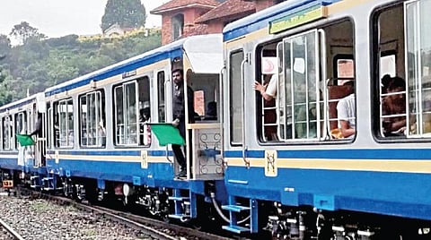 புதிய நவீன பெட்டிகளுடன் நீலகிரி மலை ரயில் இயக்கம்