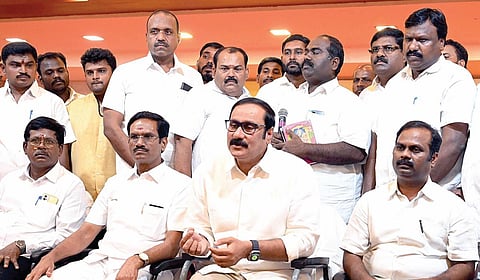 சென்னையில் நேற்று நடைபெற்ற பாமக இளைஞர் மற்றும் மாணவரணி நிர்வாகிகள் ஆலோசனைக் கூட்டத்தில் பேசிய கட்சித் தலைவர் அன்புமணி. உடன், கட்சி நிர்வாகிகள். படம்: எம்.முத்துகணேஷ்