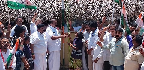 சுதந்திர தின விழா | கும்பகோணம் காங்கிரஸ் கட்சி அலுவலத்தில் தேசிய கொடியேற்றிய பெண் தூய்மைப் பணியாளர்