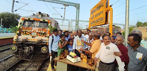 வைகை எக்ஸ்பிரஸ்-க்கு 'பிறந்த நாள்' - கேக் வெட்டி கொண்டாடிய பயணிகள்