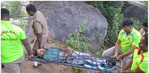 கிருஷ்ணகிரி அருகே மலை உச்சியில் செல்ஃபி எடுக்கச் சென்று கீழே விழுந்த அமித்குமாரை தீயணைப்புத்துறையினர் மீட்டனர்.