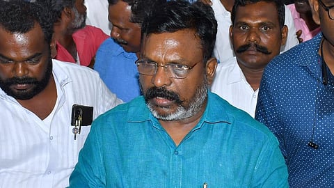 நாங்குநேரி சம்பவத்தில் பாதிக்கப்பட்ட மாணவர், அவரது தங்கையை திருநெல்வேலி அரசு மருத்துவ கல்லூரி மருத்துவமனையில் விசிக தலைவர் திருமாவளவன் சந்தித்து ஆறுதல் கூறினார்