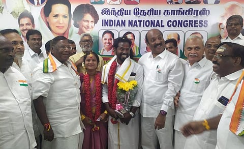 புதுச்சேரி | காங்கிரஸ் கட்சி அலுவலகத்தில் நடந்த திருமணம் - ராகுல் காந்தி கோஷத்துடன் தாலிக்கட்டிய இளைஞர்