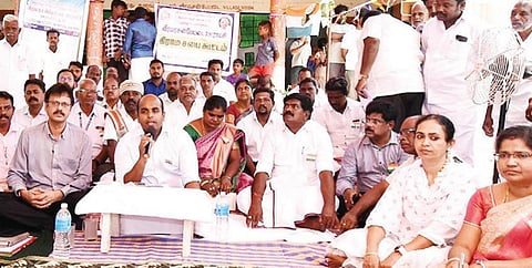 தஞ்சாவூர் மாவட்டம் பூதலூர் அருகே வீரமரசன்பேட்டையில் நேற்று நடைபெற்ற கிராம சபைக் கூட்டத்தில் பேசிய ஆட்சியர் தீபக் ஜேக்கப்.