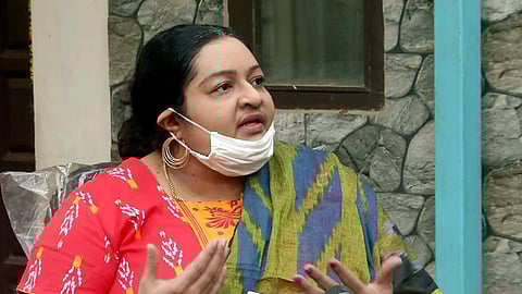 போயஸ் தோட்டத்தில் உள்ள ஜெயலலிதா இல்லத்தில் கொடியேற்ற விடாமல் ஜெ.தீபாவை தடுத்ததால் பரபரப்பு