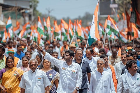 கன்னியாகுமரி மாவட்டம் களியக்காவிளையில் பாஜக மாநில தலைவர் அண்ணாமலை நடைபயணம் மேற்கொண்டார். முன்னாள் மத்திய அமைச்சர் பொன் ராதாகிருஷ்ணன் உடன் உள்ளார்.