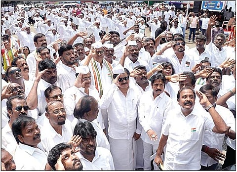 சென்னை சத்தியமூர்த்தி பவனில் நடைபெற்ற சுதந்திர தின விழாவில் காங்கிரஸ் மாநிலத் தலைவர் கே.எஸ்.அழகிரி, தேசியக் கொடியை ஏற்றிவைத்து மரியாதை செலுத்தினார். உடன் ஈவிகேஎஸ் இளங்கோவன் எம்எல்ஏ. சு.திருநாவுக்கரசர் எம்.பி. உள்ளிட்டோர்.