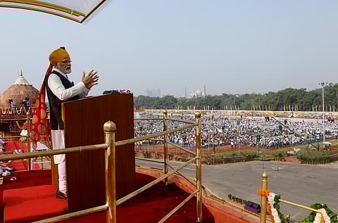 சுதந்திர தினத்தையொட்டி டெல்லி செங்கோட்டையில் தேசியக் கொடி ஏற்றி நாட்டு மக்களுக்கு உரையாற்றிய பிரதமர் மோடி.