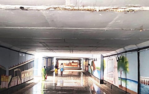 விரிசலுடன் காணப்படும் சுரங்கப் பாதையின் மேற்கூரை.