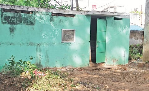 பண்ருட்டி அரசு ஆண்கள் மேல்நிலைப்பள்ளியில் உள்ள கழிப்பறையில் ஒன்று.