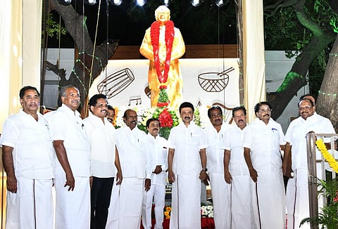 பழம்பெரும் பாடகர் டி.எம்.சௌந்தரராஜனுக்கு முழுஉருவ வெண்கல சிலை - மதுரையில் முதல்வர் ஸ்டாலின் திறந்து வைத்தார்