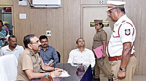 சென்னை காவலர்களுக்கான குறைதீர் முகாம்: மனுக்களை பெற்றார் ஆணையர் சந்தீப் ராய் ரத்தோர்