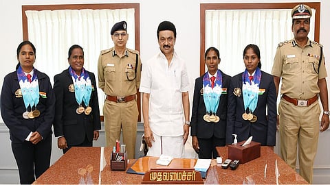 கனடாவில் நடைபெற்ற காவல் மற்றும் தீயணைப்புத் துறையினருக்கான சர்வதேச விளையாட்டுப் போட்டியில் பதக்கங்கள் வென்ற தமிழ்நாடு காவல் துறை வீரர்கள் முதல்வர் மு.க.ஸ்டாலினை சந்தித்து வாழ்த்து பெற்றனர்.